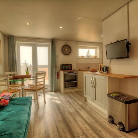 Pass The Keys Shore To Please - Sea Views And Beach Front Modern 1Bed Apt With Sofabed Portsmouth Exterior foto