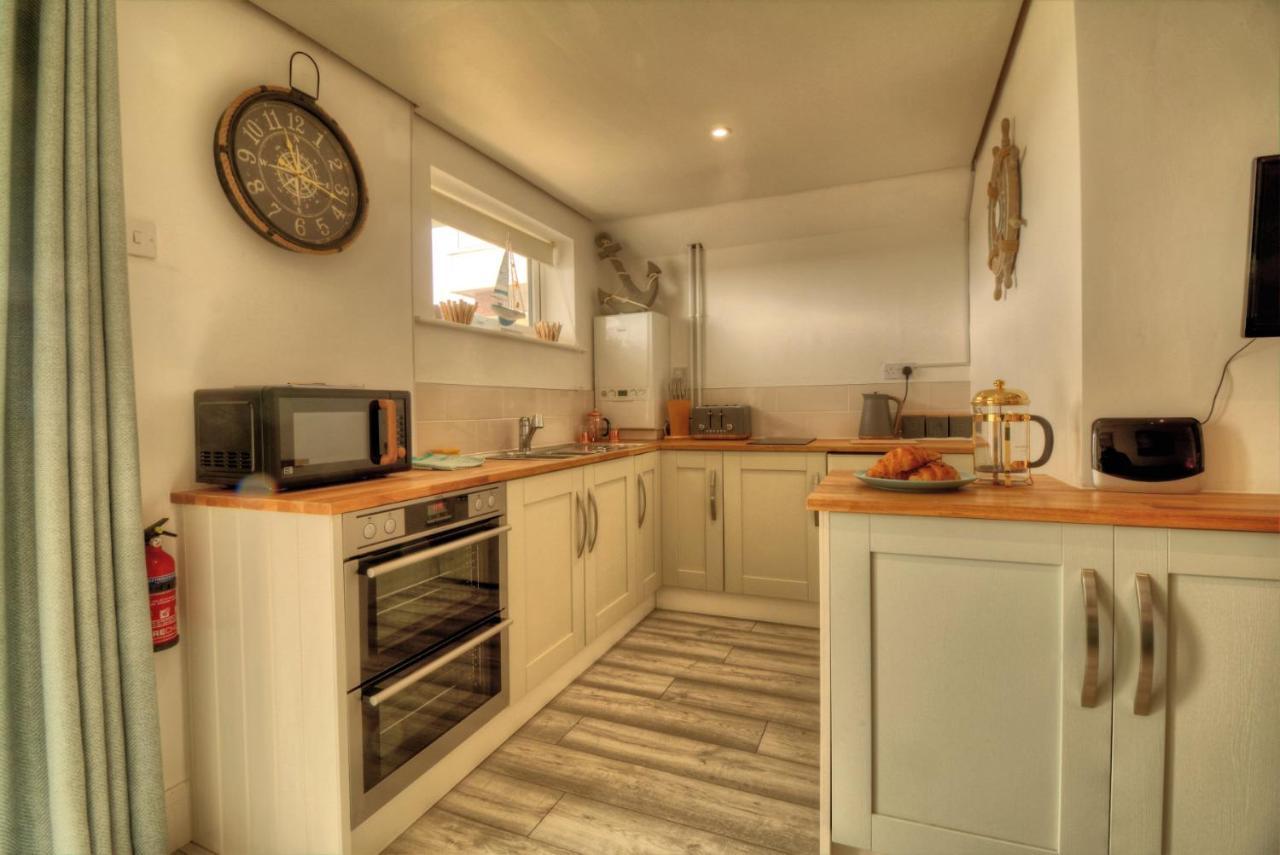 Pass The Keys Shore To Please - Sea Views And Beach Front Modern 1Bed Apt With Sofabed Portsmouth Exterior foto